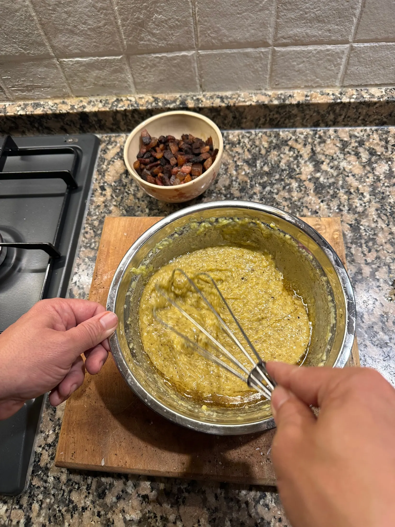 Crema de huevo y pecorino batiéndose en un bowl, antes de emulsionar